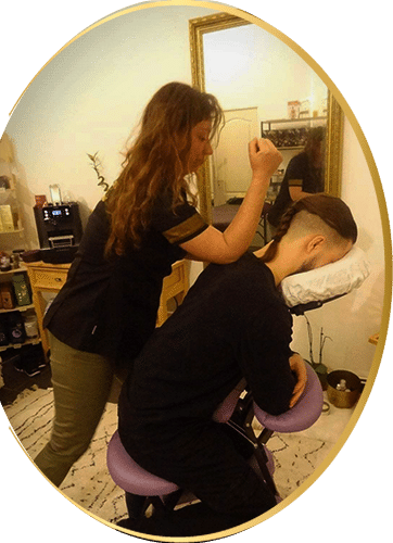 Cécile Maury en train de faire un massage Shiatsu Amma  assis 