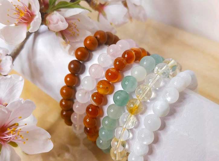 bijou en lithothérapie sous forme de bracelets de perle disponibles au salon de massage à Maraussan